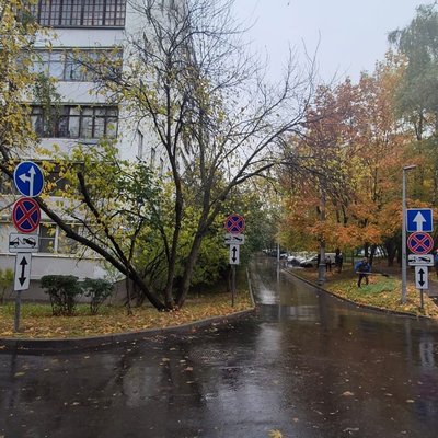 Знаки - остановка запрещена и односторонее движение на Производственной 1 в Солнцево