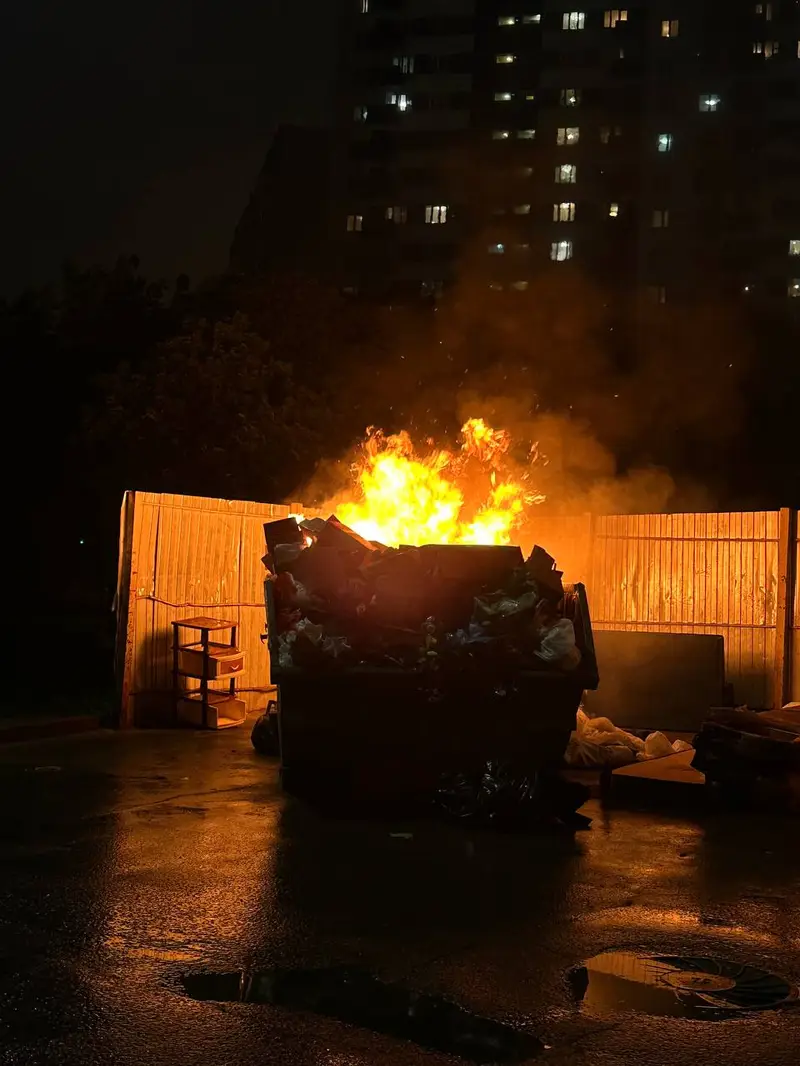 Загорелась мусорка вечером в Ново-Переделкино
