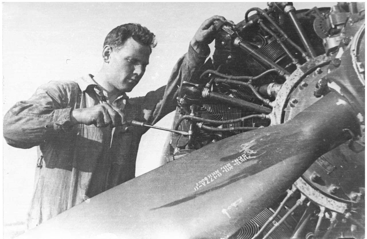 Техосмотр двигателя самолета С-47 (1944 г.)