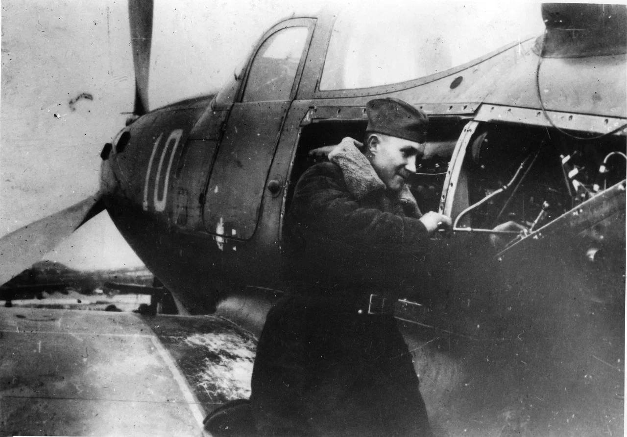Ремонт двигателя самолета P-39 «Аэрокобра» (1940-е гг.)