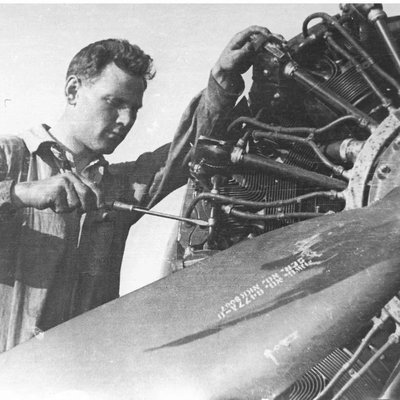 Техосмотр двигателя самолета С-47 (1944 г.)