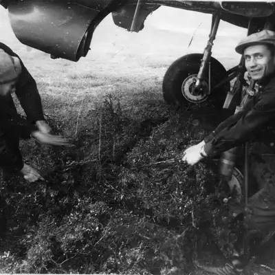 Автомеханики готовят самолет к вылету, ремонт шасси (1944 г.)