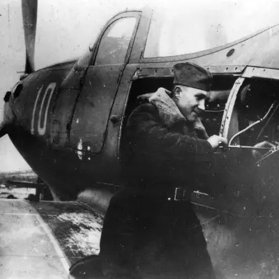 Ремонт двигателя самолета P-39 «Аэрокобра» (1940-е гг.)